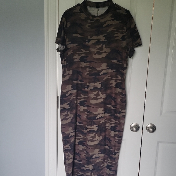 SHEIN Mulvari Plus Split Back Camo Print Bodycon Dress - Picture 1 of 6
